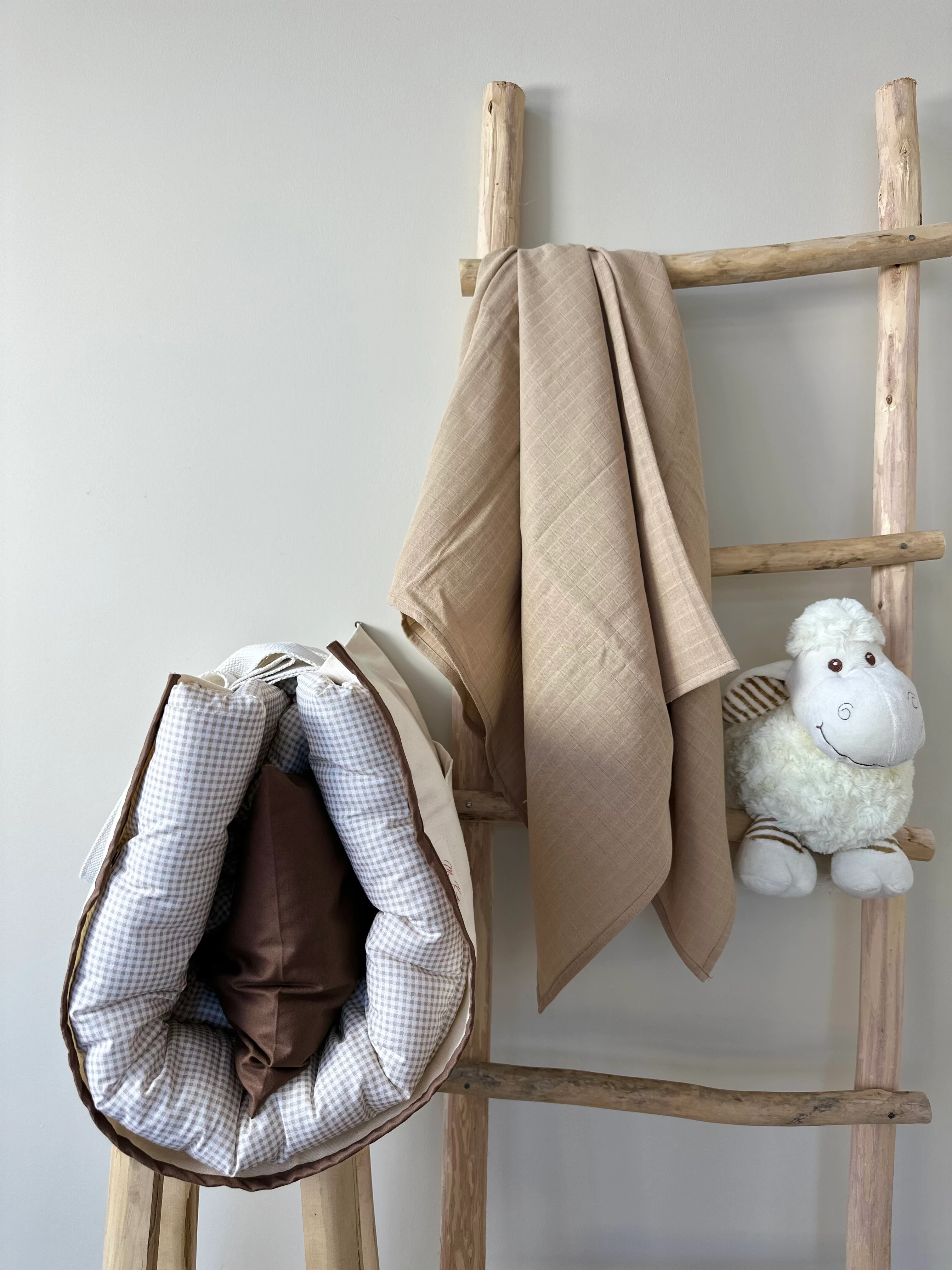 Kahverengi kareli uyku matı