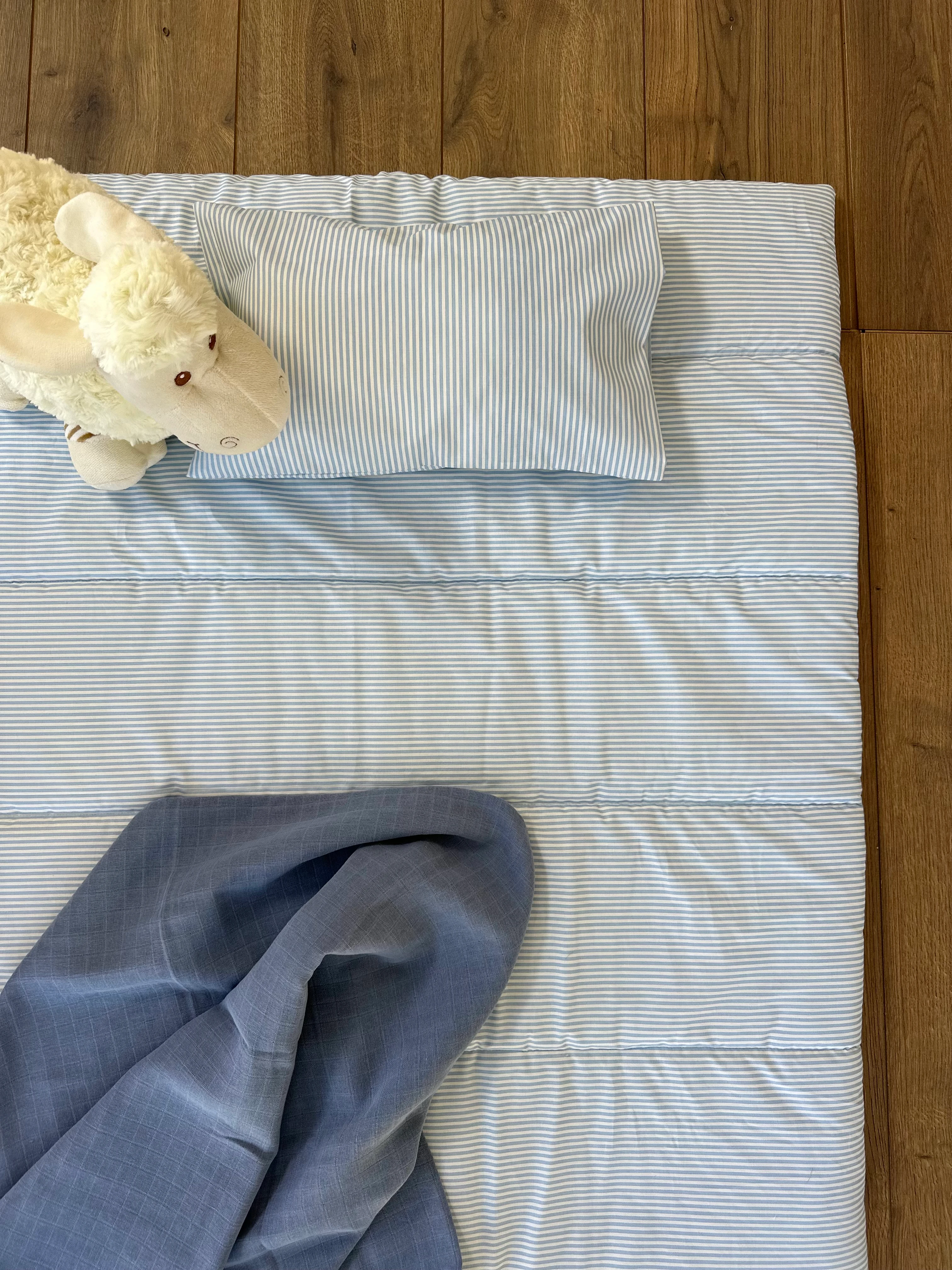 Mavi çizgili uyku matı