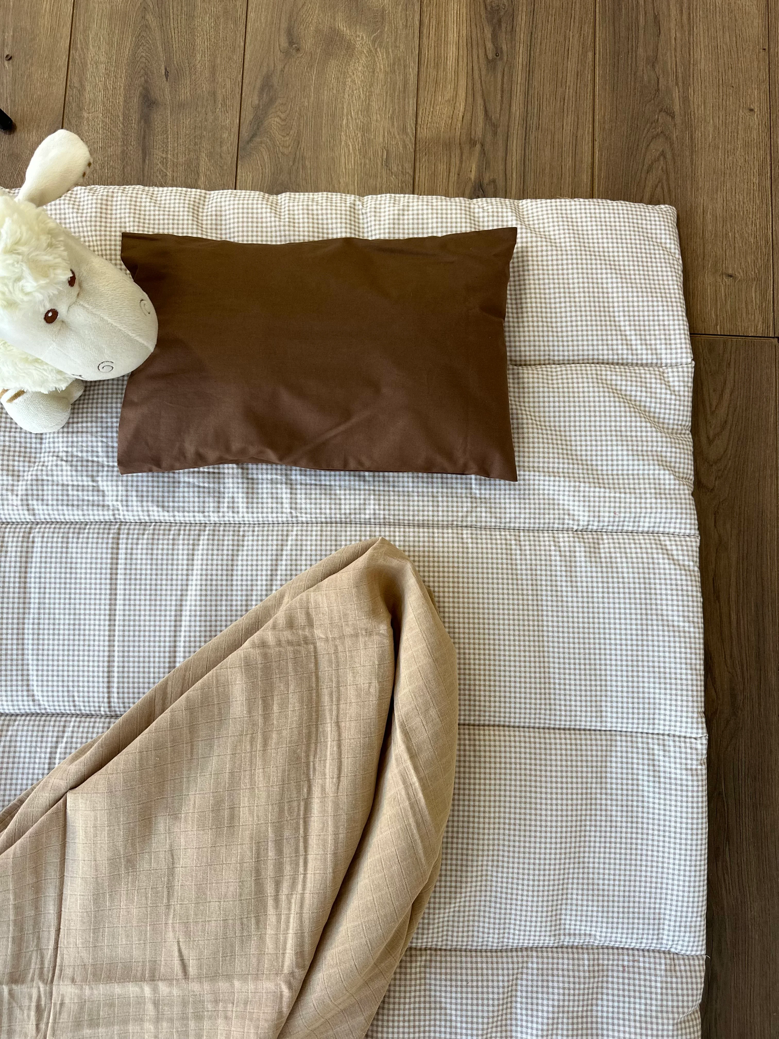 Kahverengi kareli uyku matı