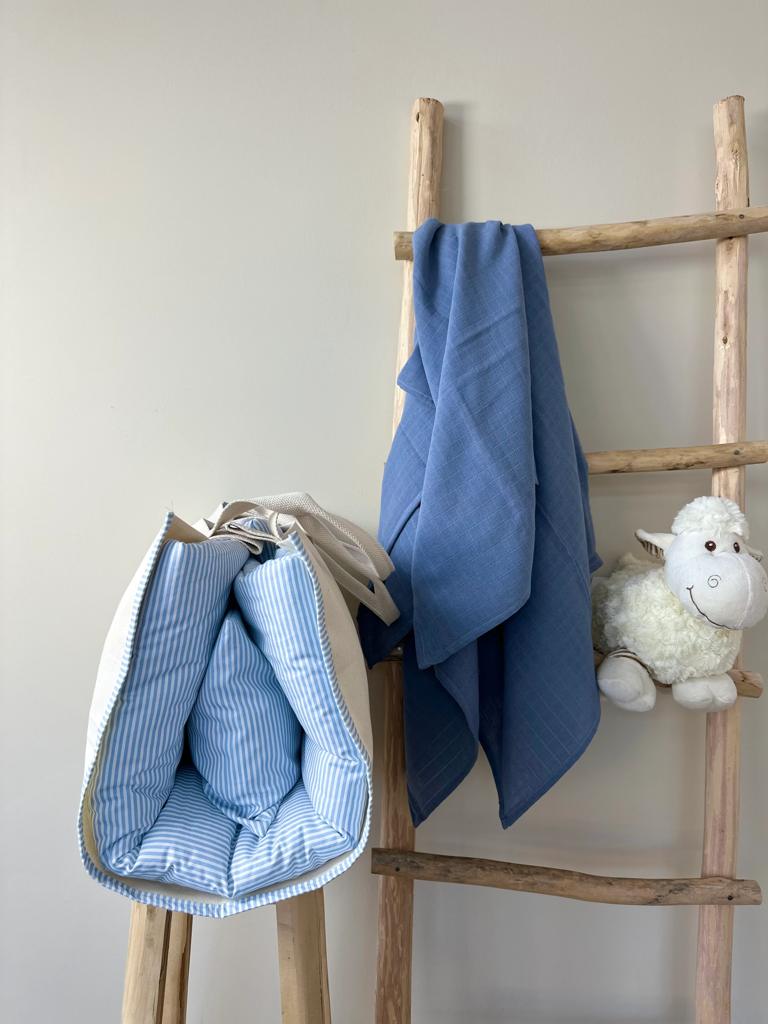 Mavi çizgili uyku matı