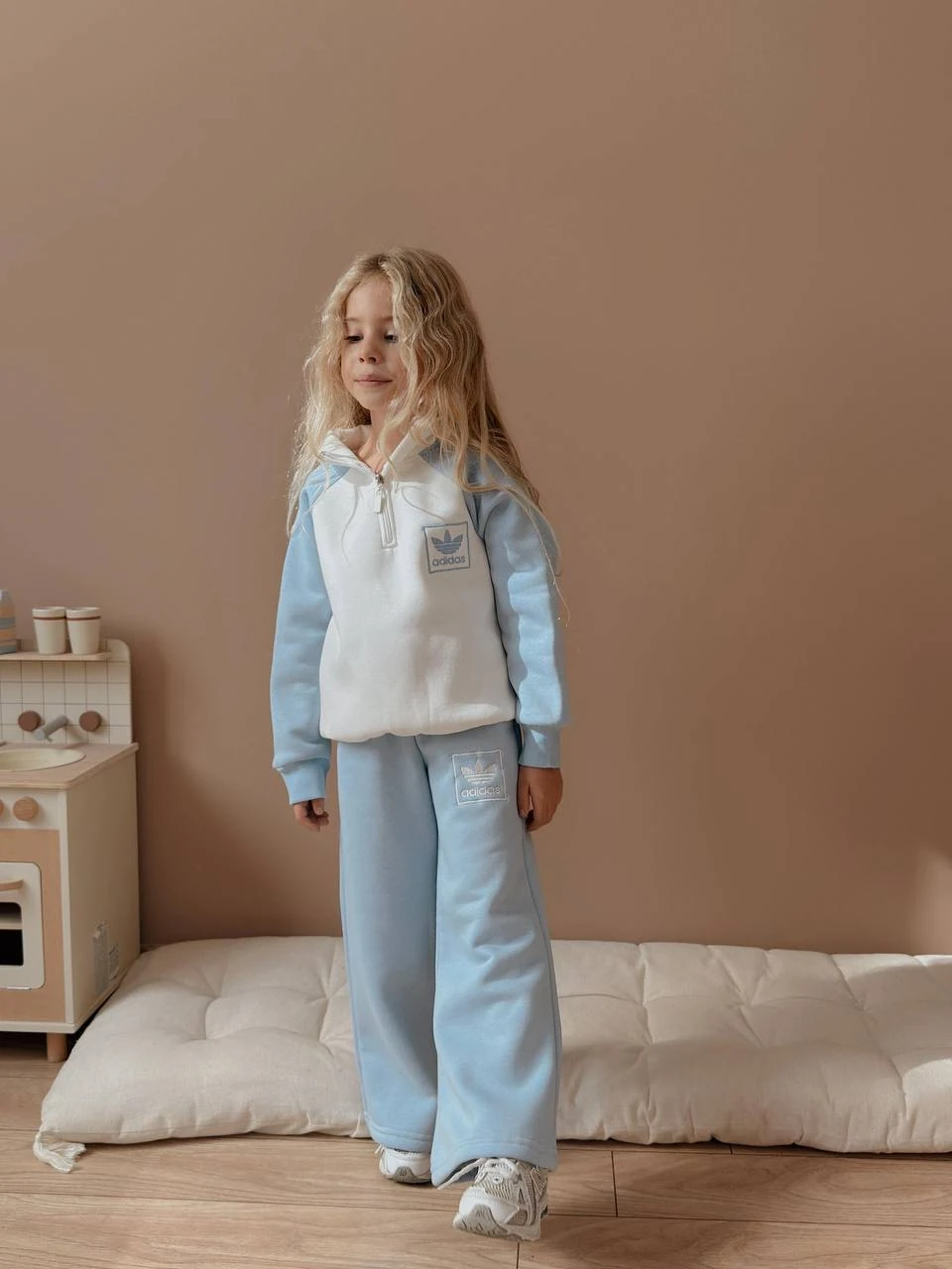 Mavi Detaylı Marka İşlemeli Takım