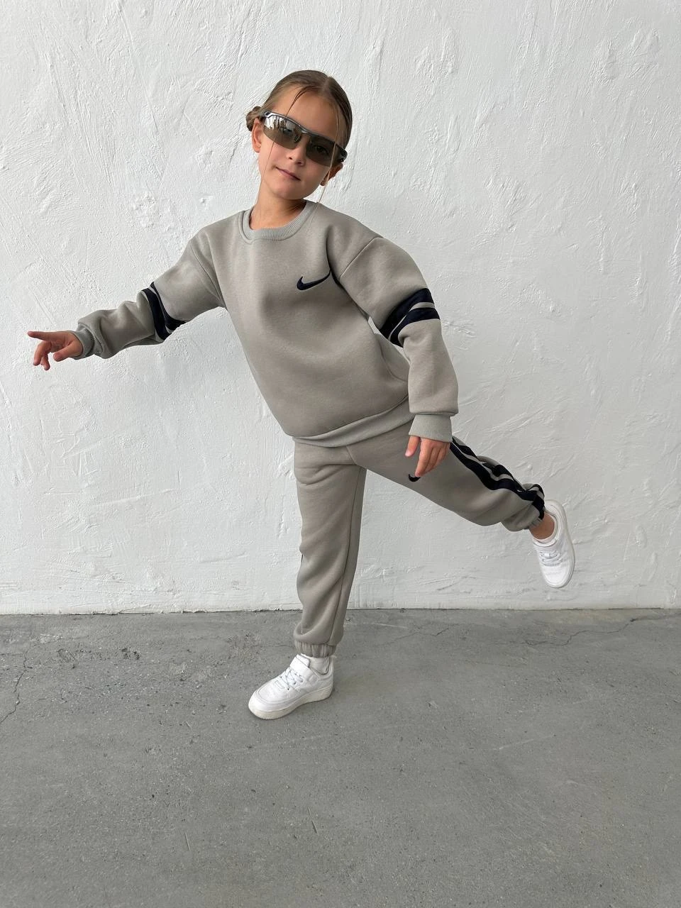 Gri Marka İşlemeli Takım