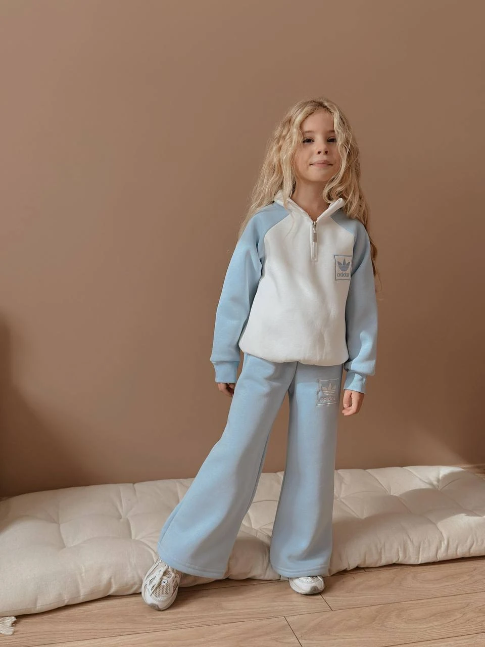 Mavi Detaylı Marka İşlemeli Takım