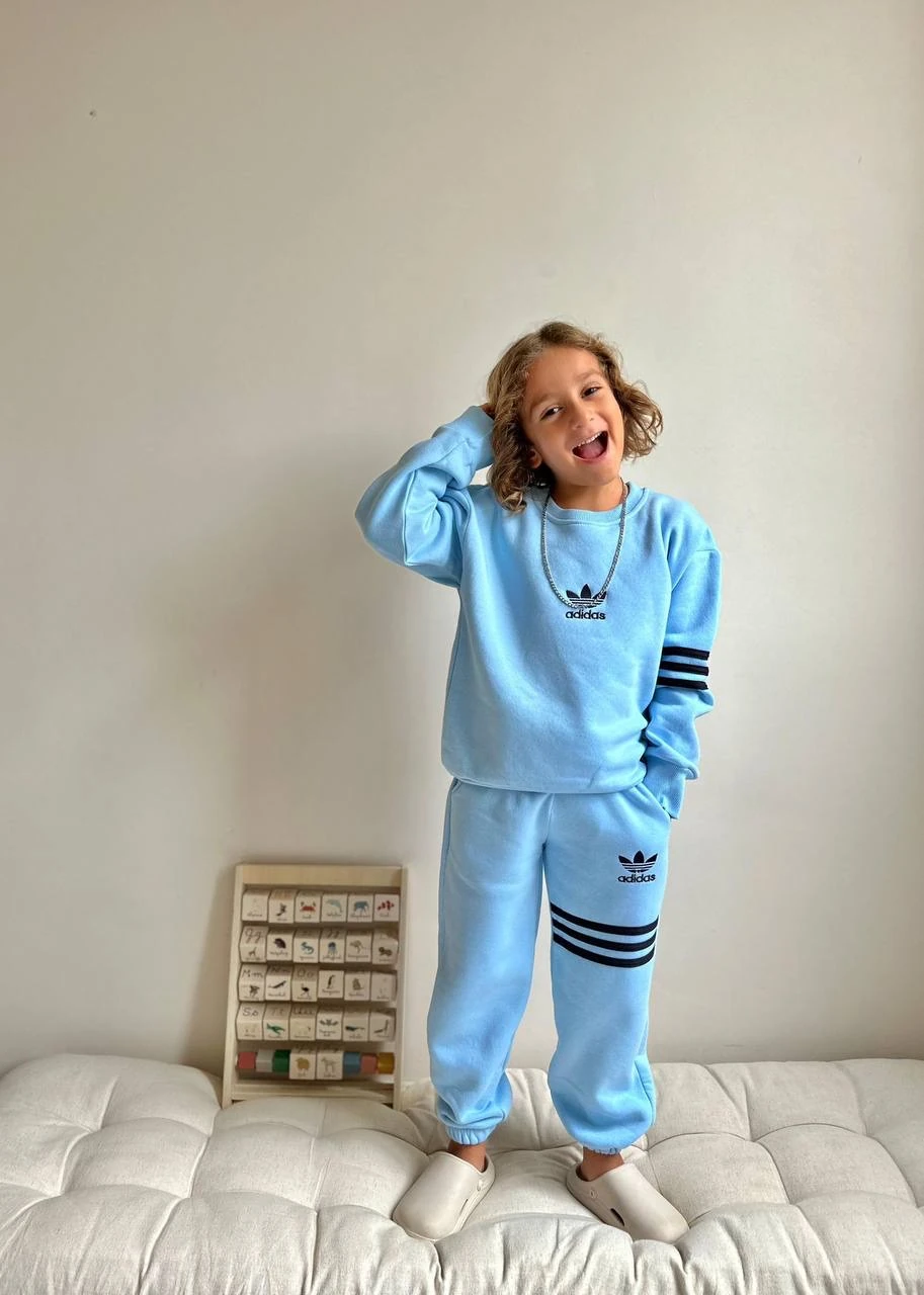 Mavi Renkli Marka İşlemeli Takım