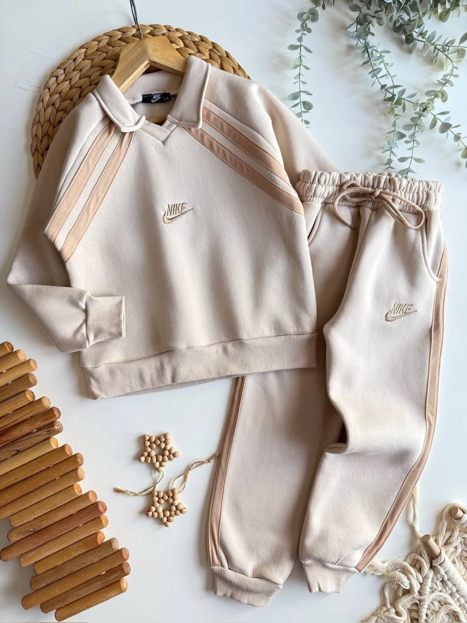 Krem Marka Baskılı Şeritli Takım