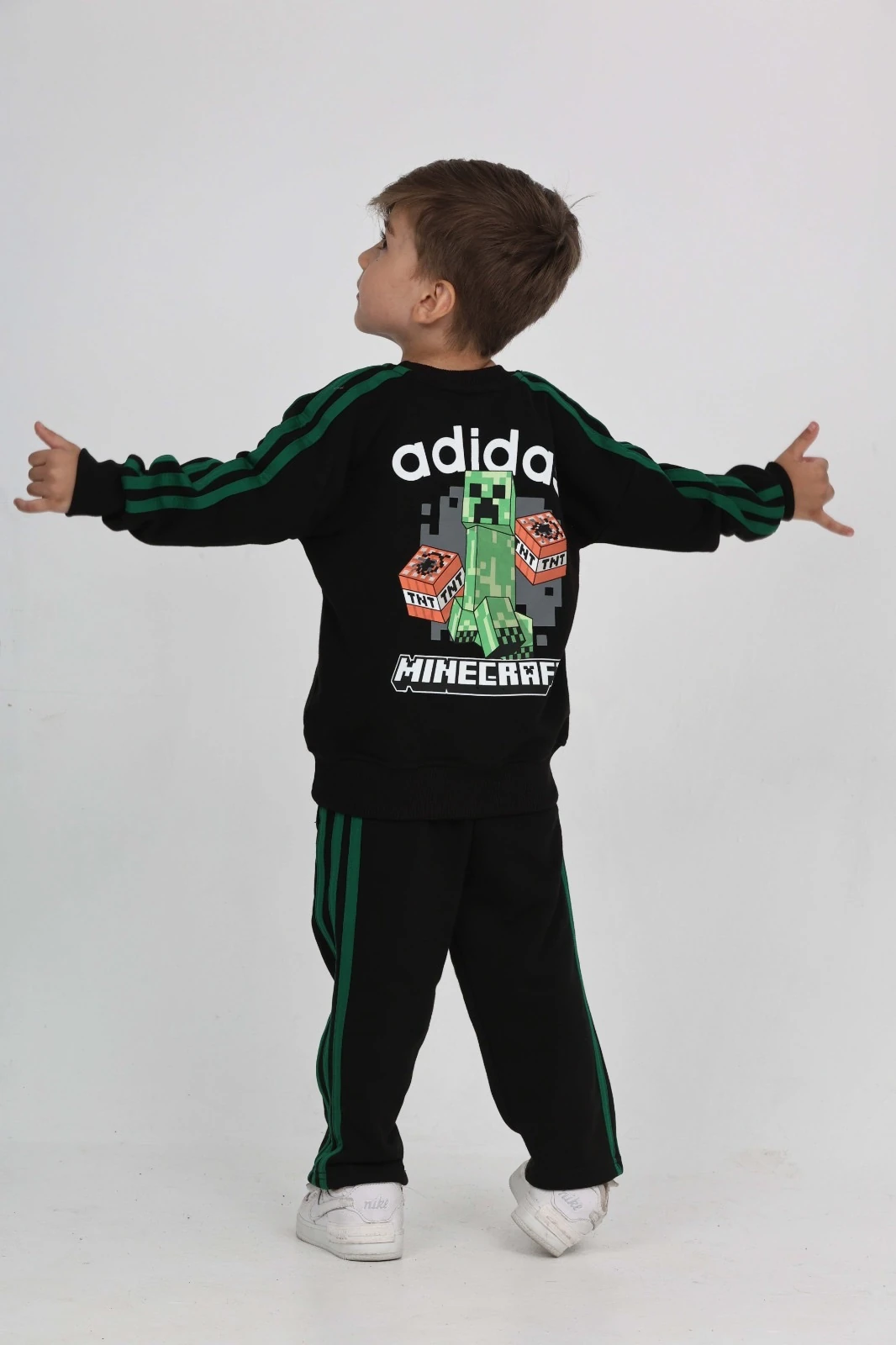 Marka Baskılı Siyah Takım