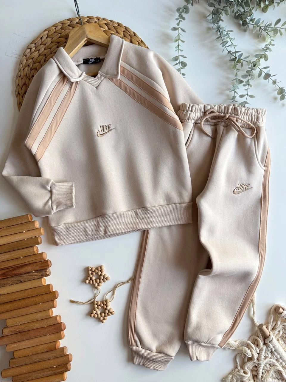 Krem Marka Baskılı Şeritli Takım