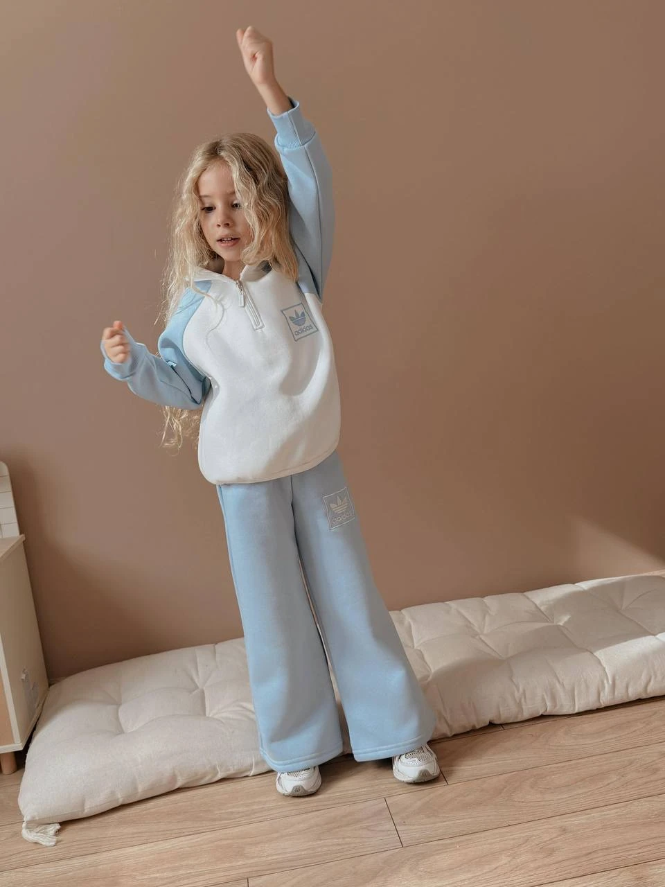 Mavi Detaylı Marka İşlemeli Takım