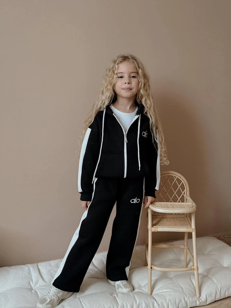 Siyah Alo İşlemeli Fermuarlı Takım