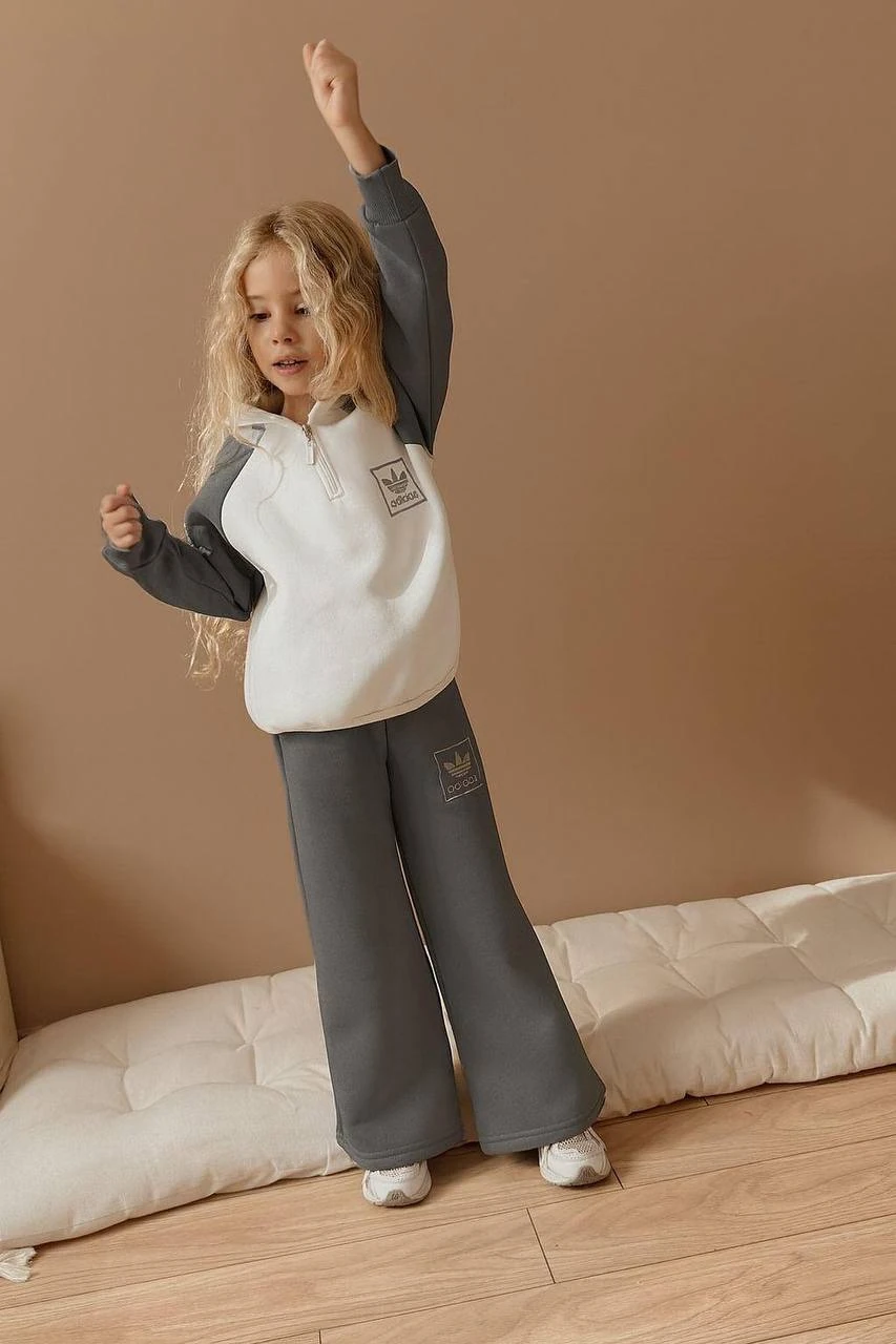 Gri Detaylı Marka İşlemeli Takım