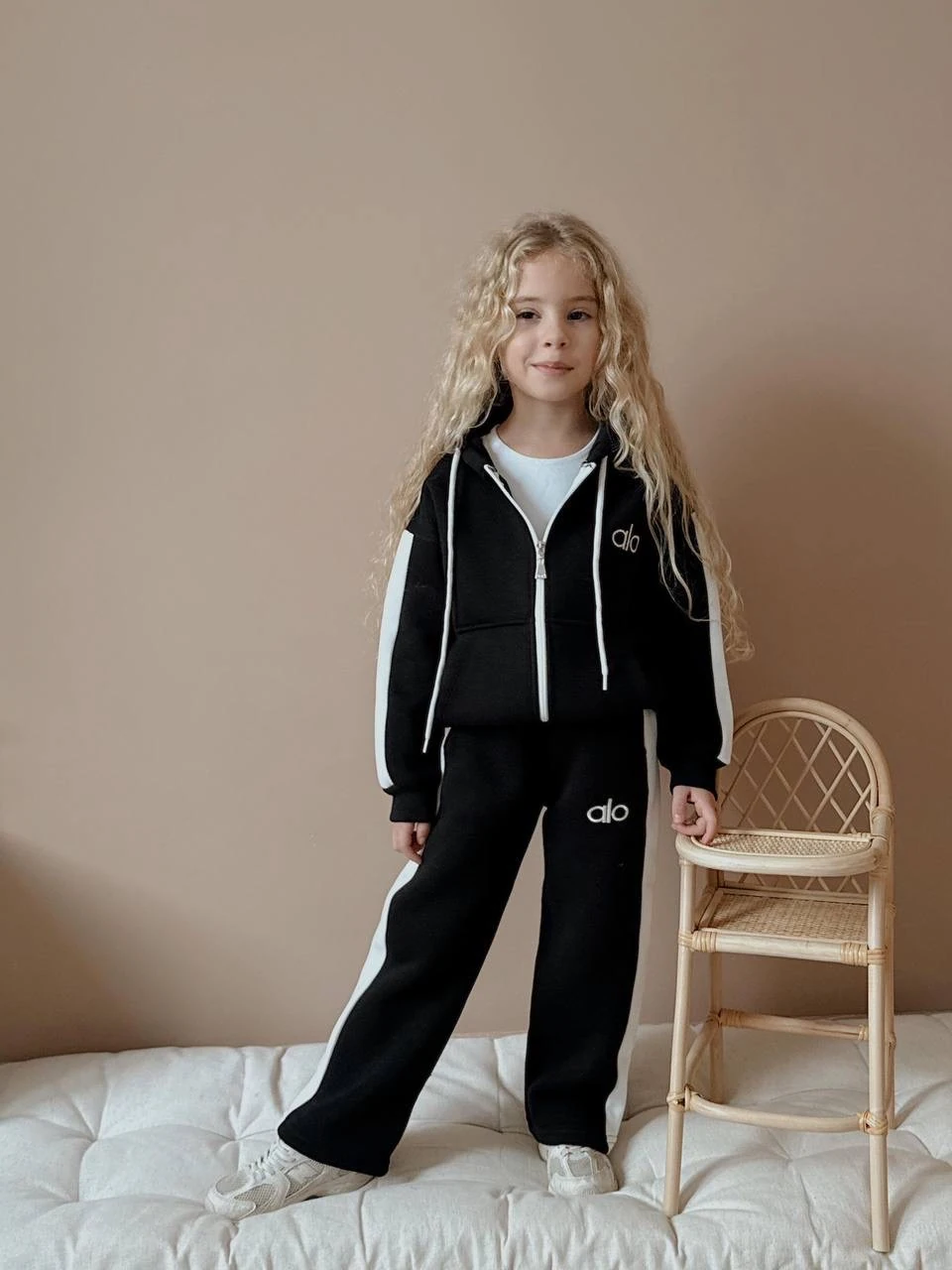 Siyah Alo İşlemeli Fermuarlı Takım