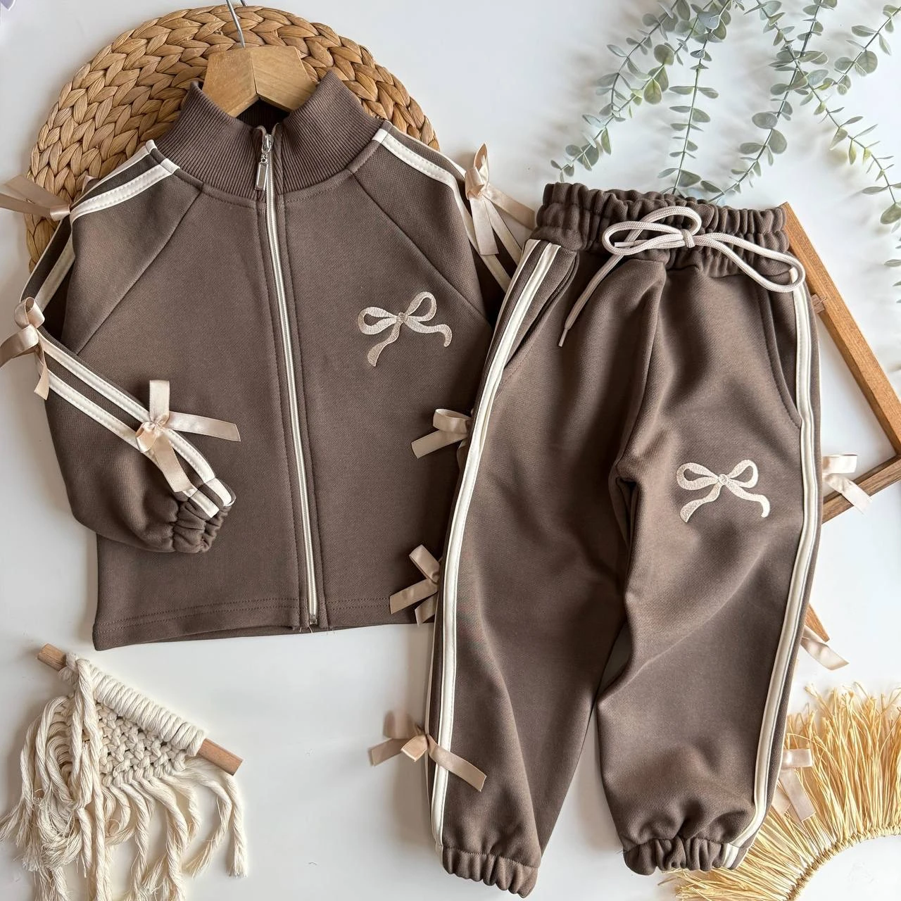 Kahverengi Fiyonklu Takım