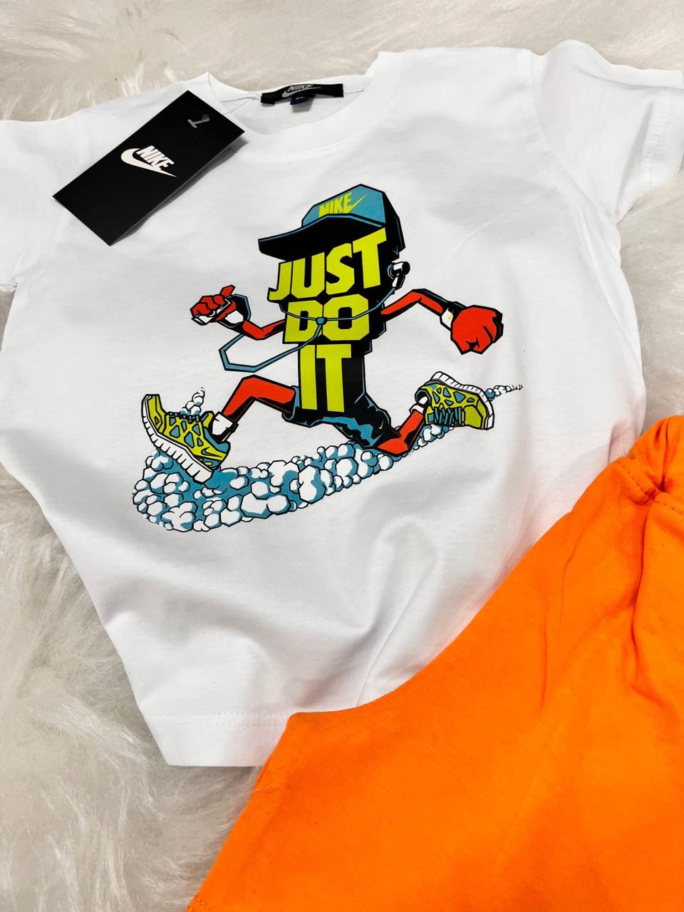 Turuncu Şortlu Nike Baskılı Takım