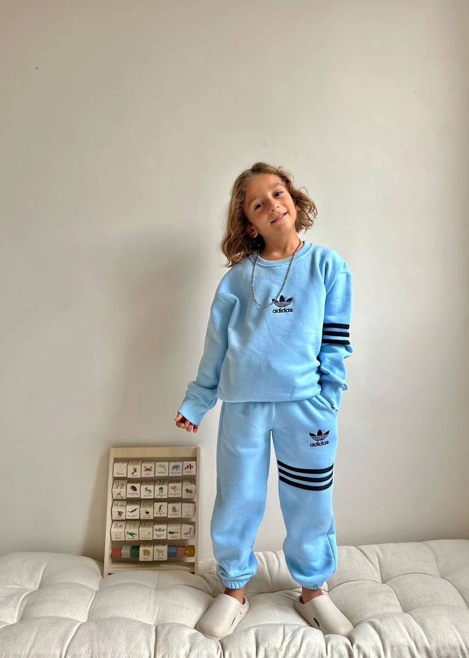 Mavi Renkli Marka İşlemeli Takım