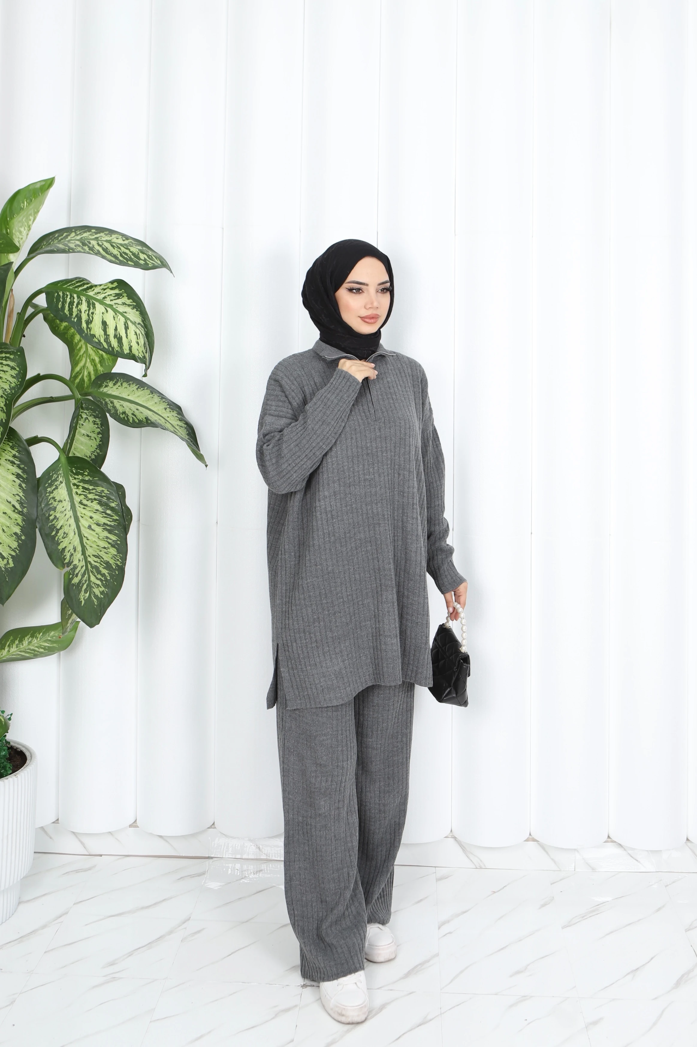 Yakası Fermuarlı Triko Pantolonlu Takım