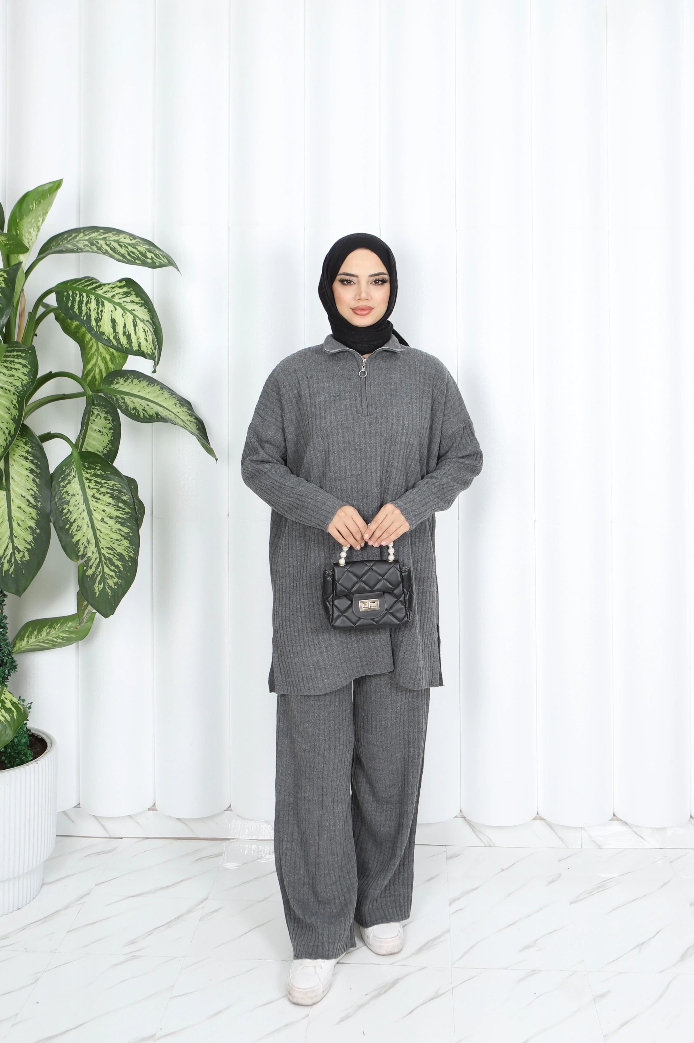 Yakası Fermuarlı Triko Pantolonlu Takım