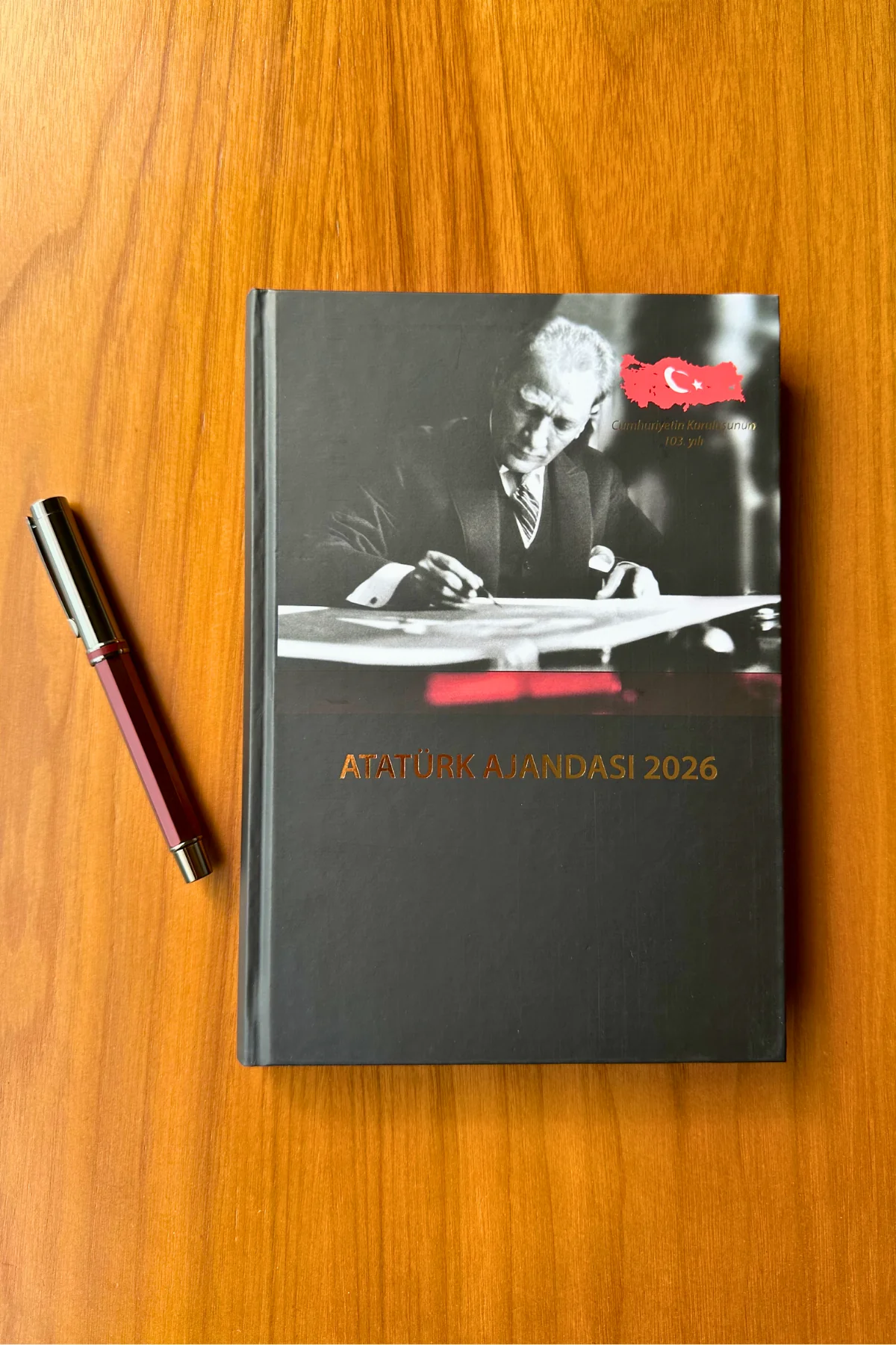2026 Atatürk ve Cumhuriyet Ajandası ve Kalem Seti - Öğretmenler Günü Hediyesi - SADECE AJANDA KİŞİSELLEŞTİRİLEBİLİR - Bordo Kalem, Siyah Kalem Kutusu