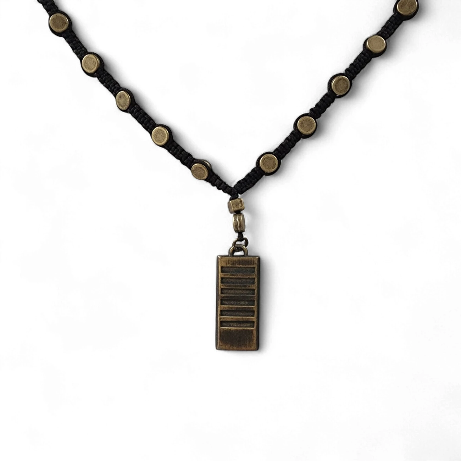 Yuvarlak Metalli El Örme Siyah Kolye