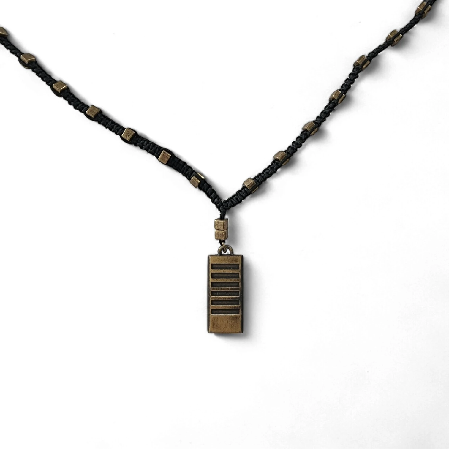 Kare Metalli El Örme Siyah Kolye