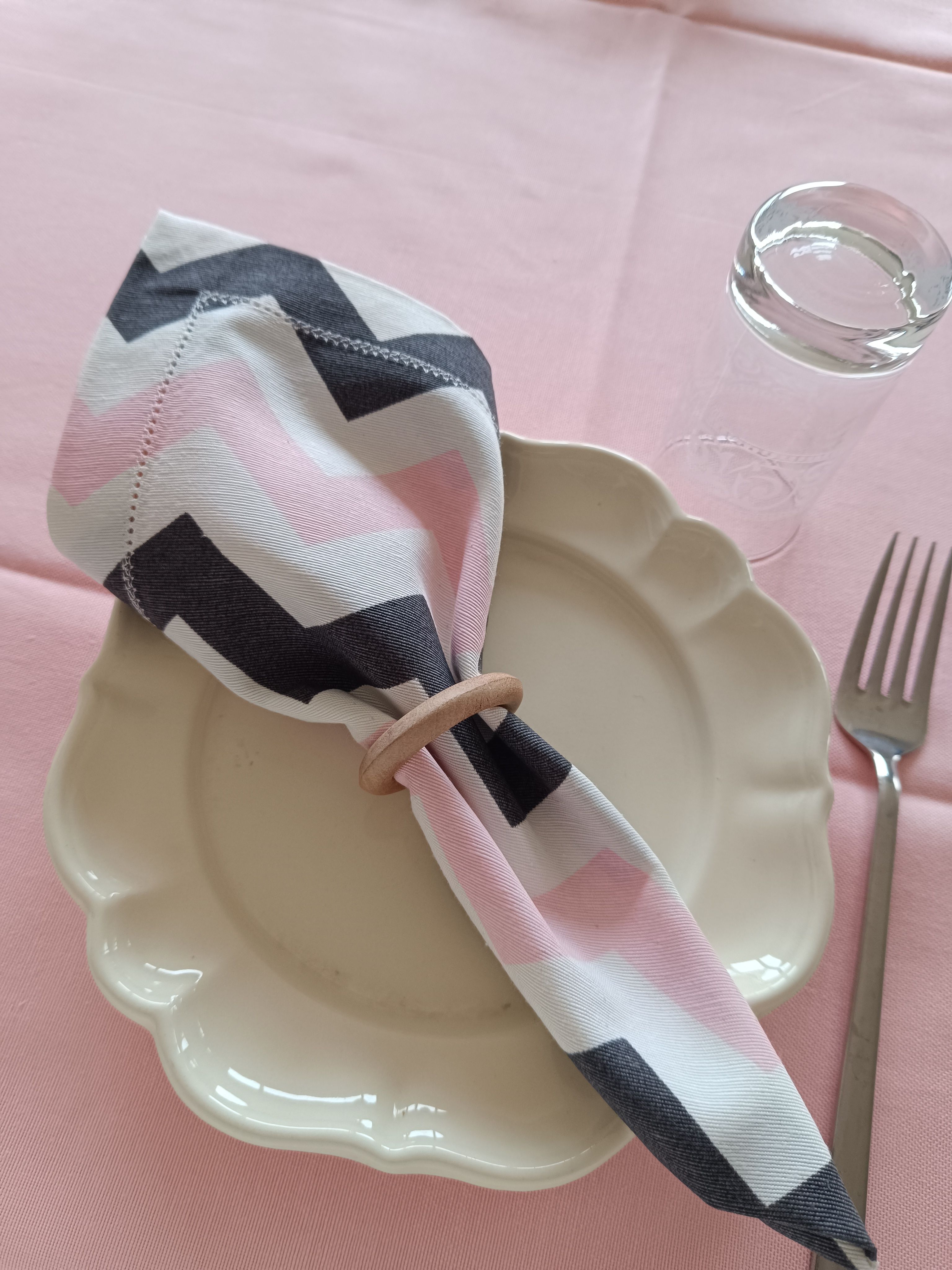 Pembe Masa Örtüsü ve Zigzag Peçeteleri