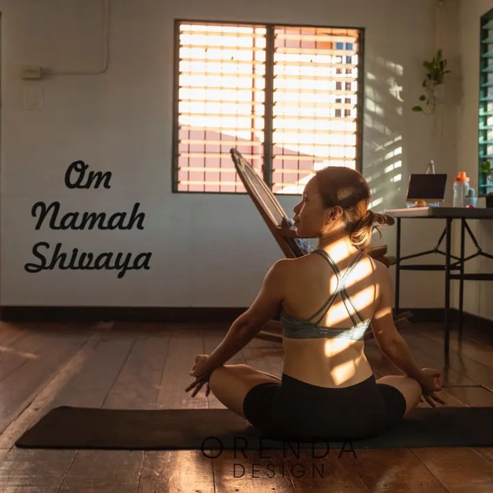 “Om Namah Shivaya” Ahşap Duvar Yazısı