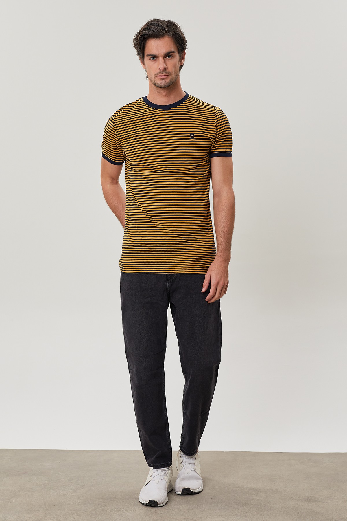 Klasik Kalıp Bisiklet Yaka Çizgili T-Shirt
