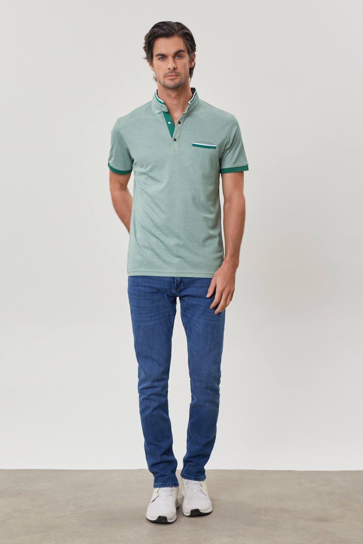Hakim Yaka Regular Fit Cepli Erkek Çıtçıt Detaylı T-Shirt