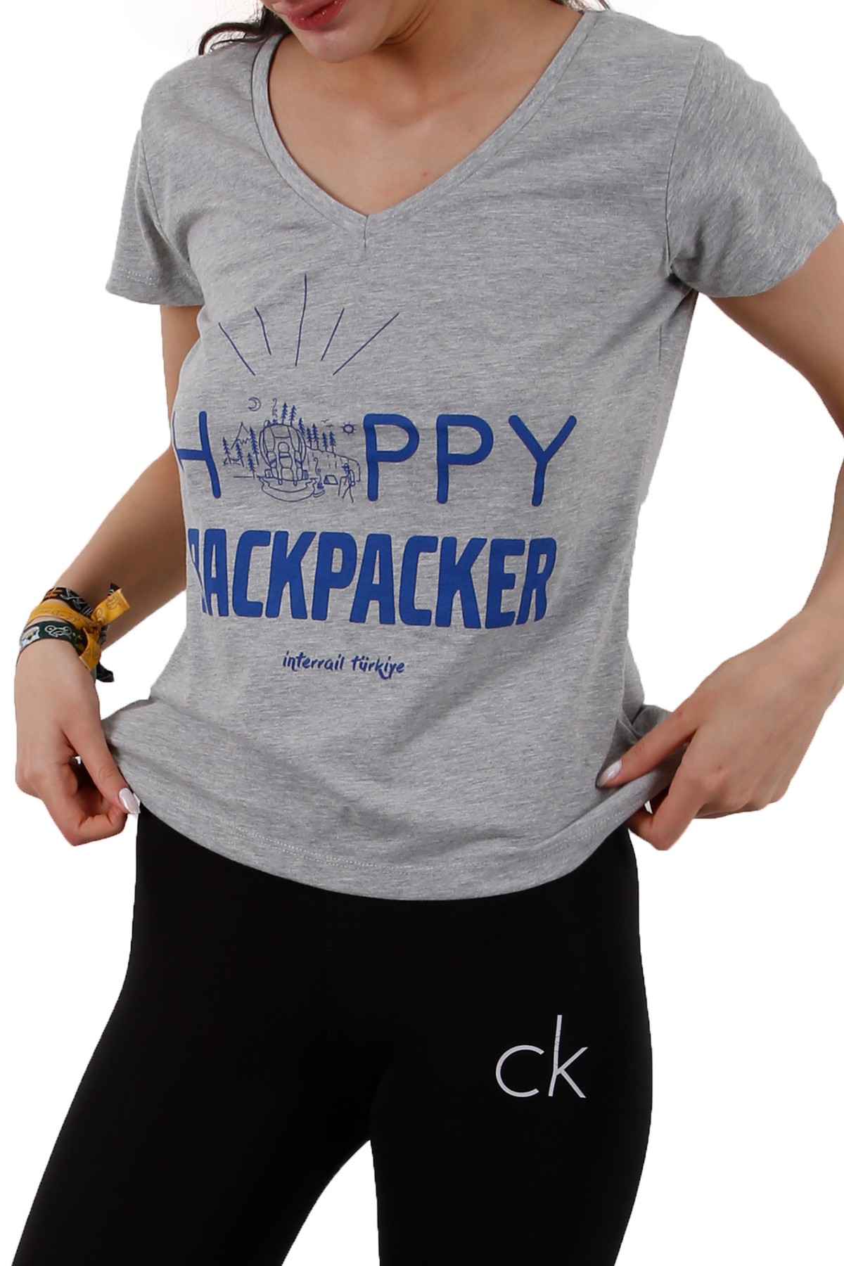 "Happy Backpacker" Özel Tasarım Kadın T-Shirt / Gri