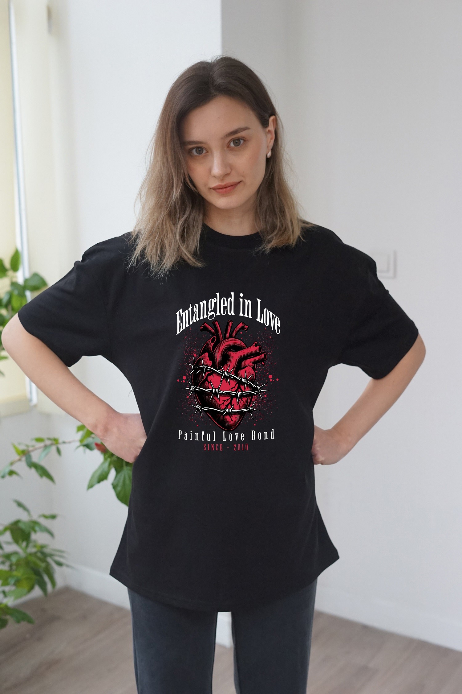 Unisex Entangled In Love Baskili T-shirt - Siyah