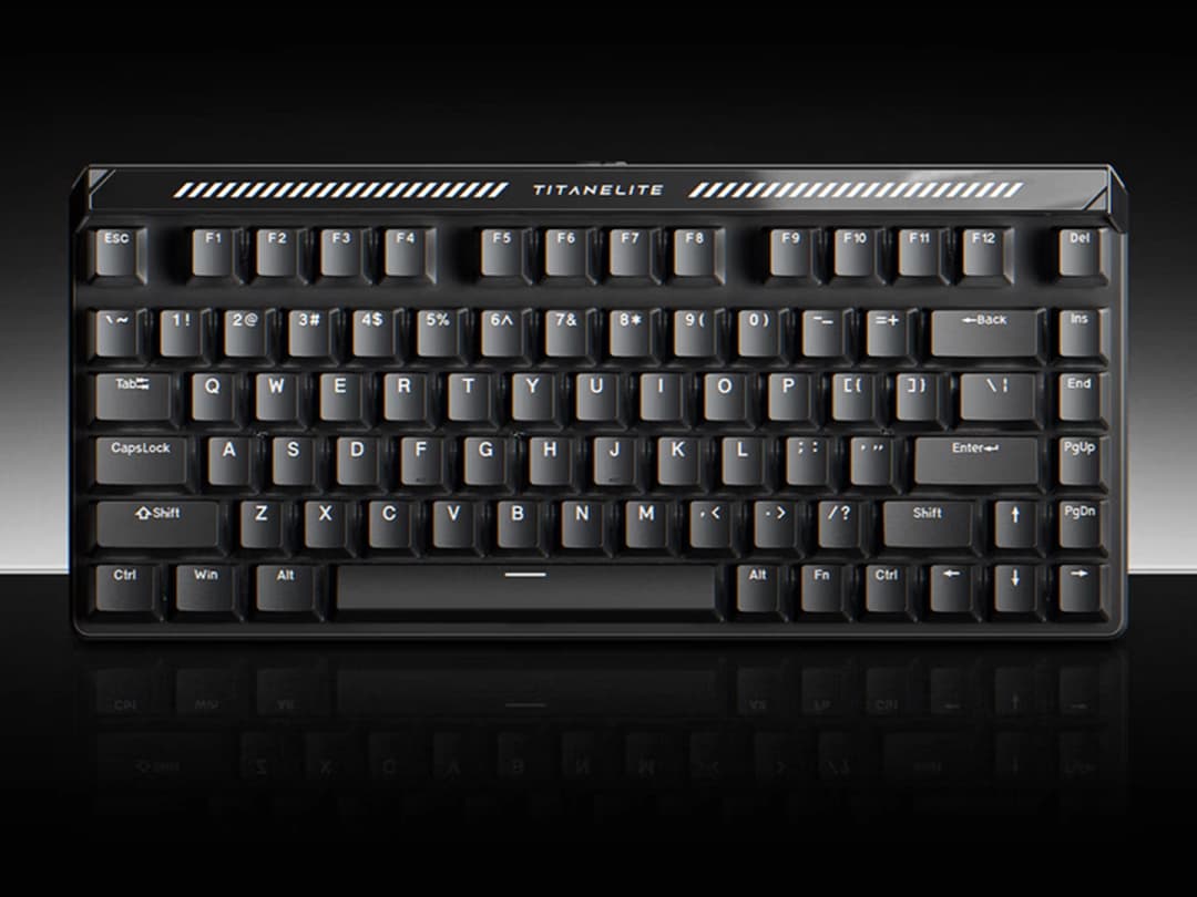 Koyu zeminde siyah FGG Madlions Titan 75 Turbo manyetik oyuncu klavyesi, çizgili aynalı üst panel
