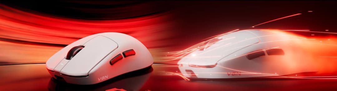 Kırmızı ışık izleri arasında hızla kayan beyaz kablosuz oyuncu mouse