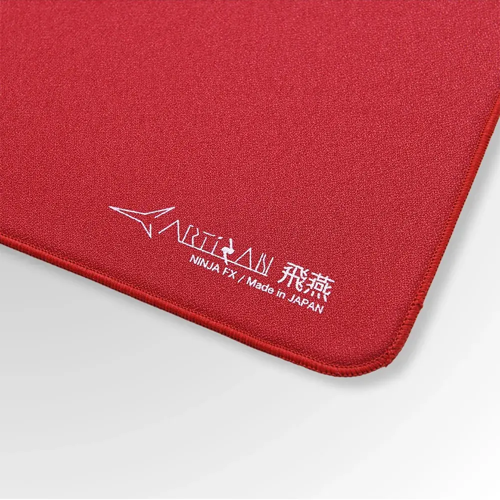 Artisan FX HIEN yüzeyinin köşesi (Wine Red seçeneği), pürüzlü örgü dokusu ve NINJA FX Made in Japan logosu yakın plan