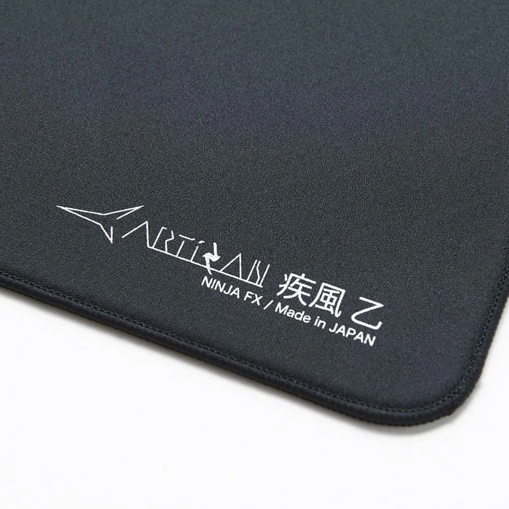 Artisan FX Hayate-Otsu V2'nin ince taneli yüzeyi ve NINJA FX Made in Japan logosu, Siyah seçeneği