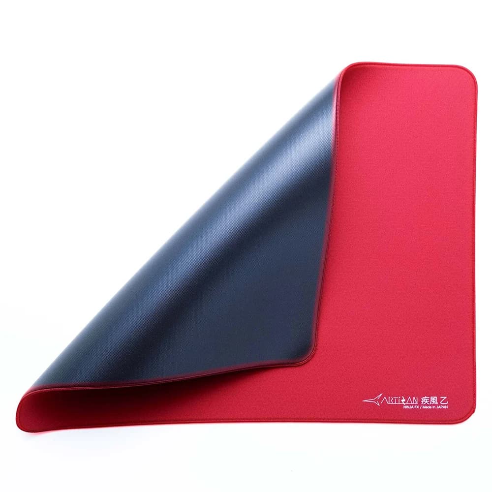 Köşesi kıvrılmış Artisan FX Hayate-Otsu V2 (Wine Red seçeneği) ve altındaki koyu renkli Poron taban