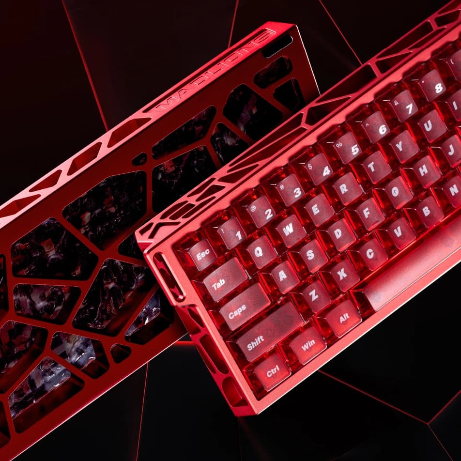 Yan yana iki kırmızı MAD Light 60 HE, oyuk kasa ve kırmızı tuş kapakları