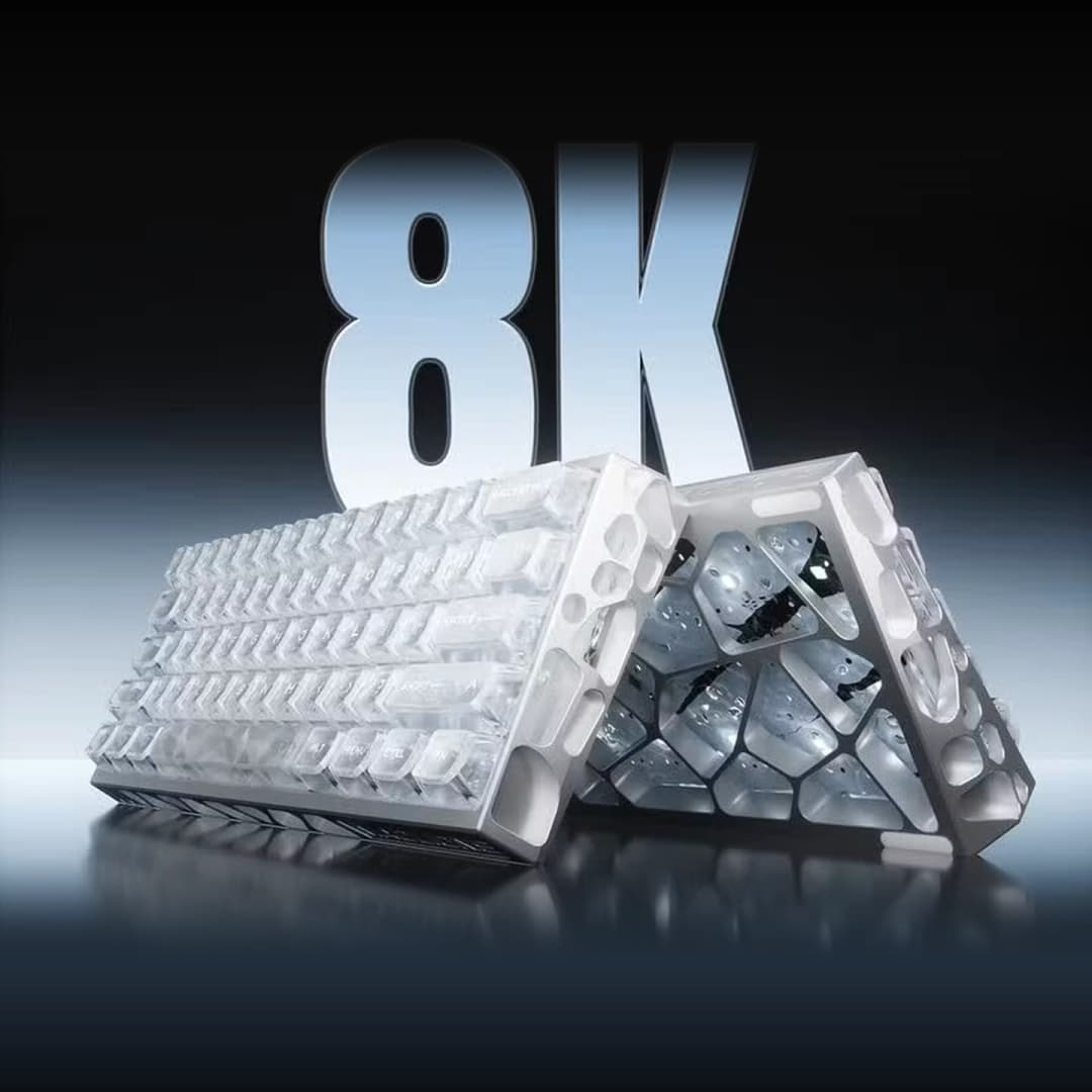 8K yazısının önünde iki MAD Light 60 Quattro, 8000 Hz raporlama