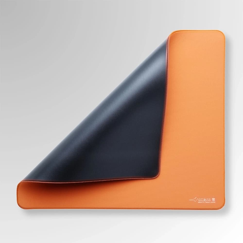 Köşesi kıvrılmış Artisan FX Zero (Daidai Orange seçeneği) ve altındaki koyu renkli Poron taban