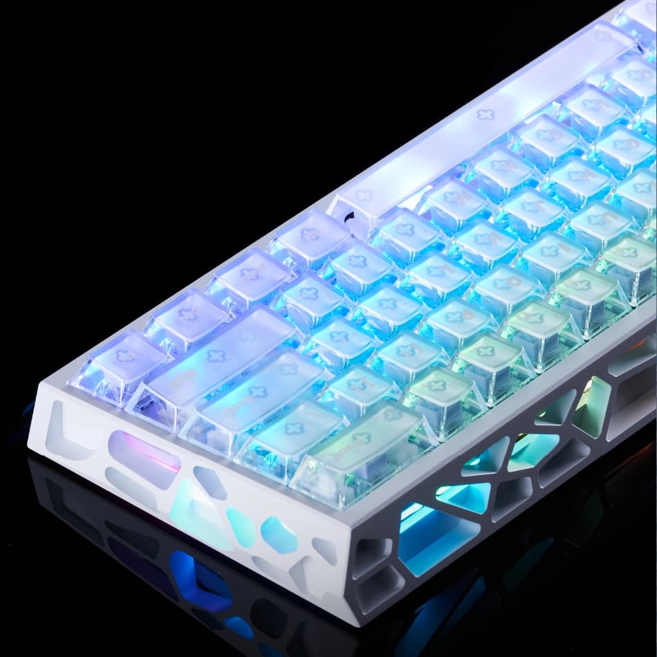 Beyaz MAD Light 60 HE, yarı saydam tuşların altından mavi ve yeşil RGB ışık