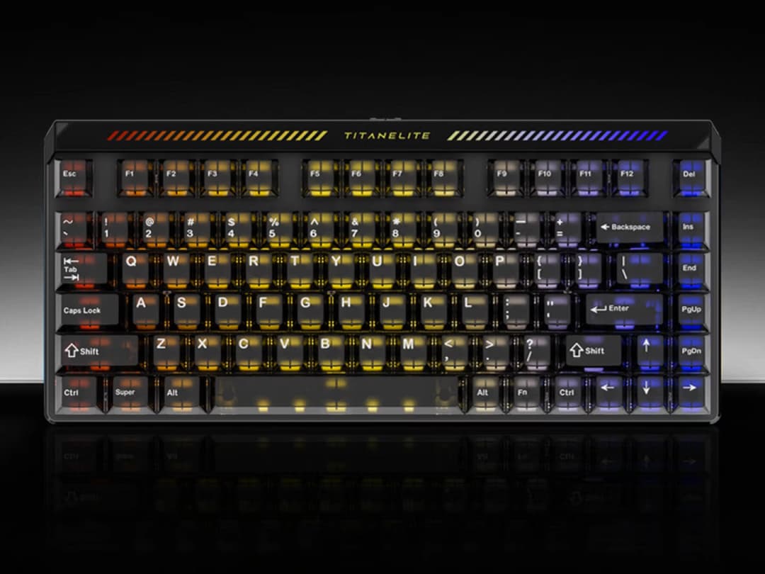 Dual Siyah Titan 75 Turbo önden, tuşların arasından sarı ve mavi RGB ışık