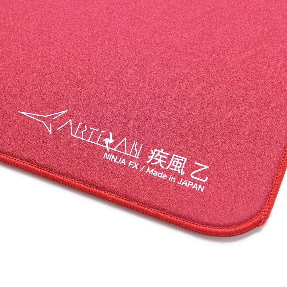 Artisan FX Hayate-Otsu V2'nin dikişli kenarı yakın plan, Wine Red seçeneği