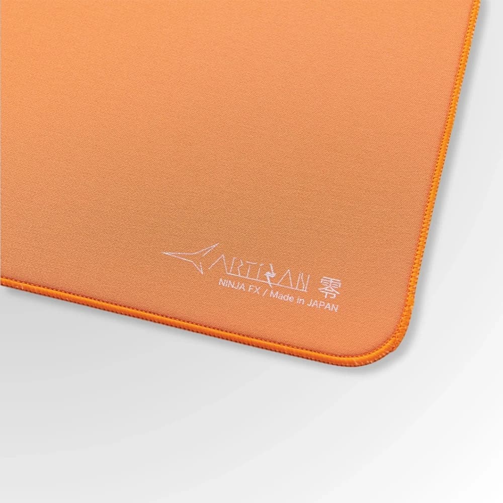 Artisan FX Zero yüzeyinin köşesi (Daidai Orange seçeneği), örgü dokusu ve NINJA FX Made in Japan logosu yakın plan