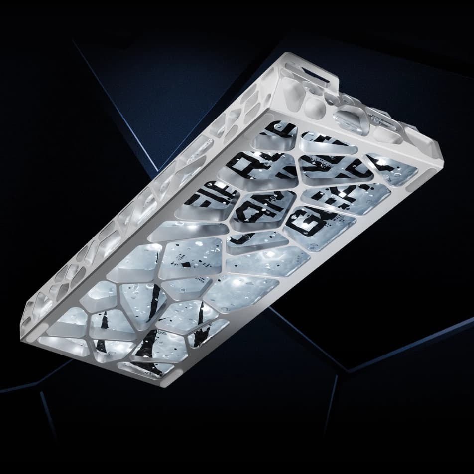 Kasasında Fierce Gaming Gear deseni olan MAD Light 60 Quattro, alttan açılı çekim