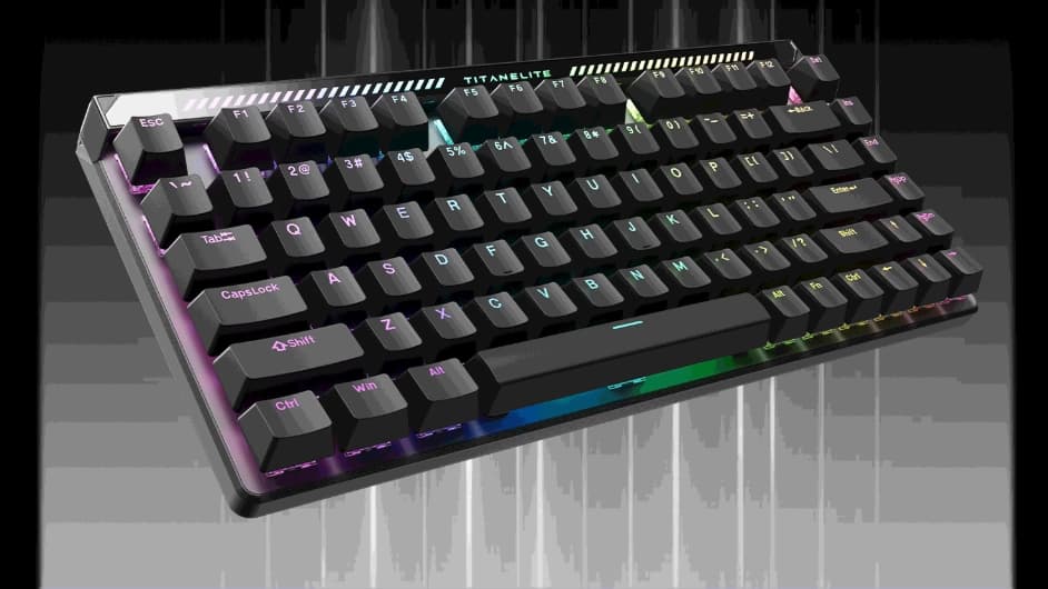 Açılı duran siyah Titan 75 Turbo, kasanın altında RGB ışık şeridi