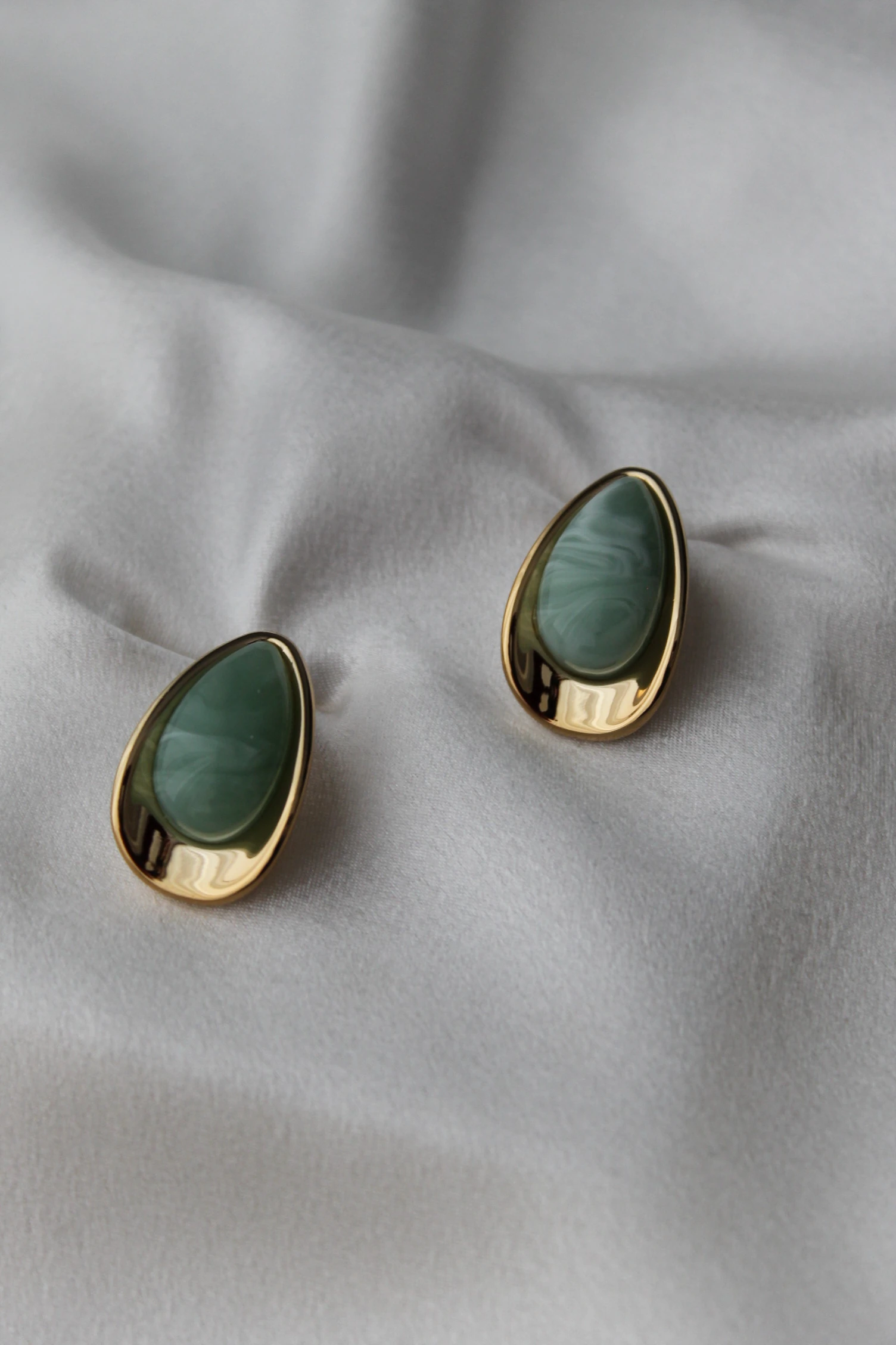 Akrilik Taşlı Damla Model Küpe