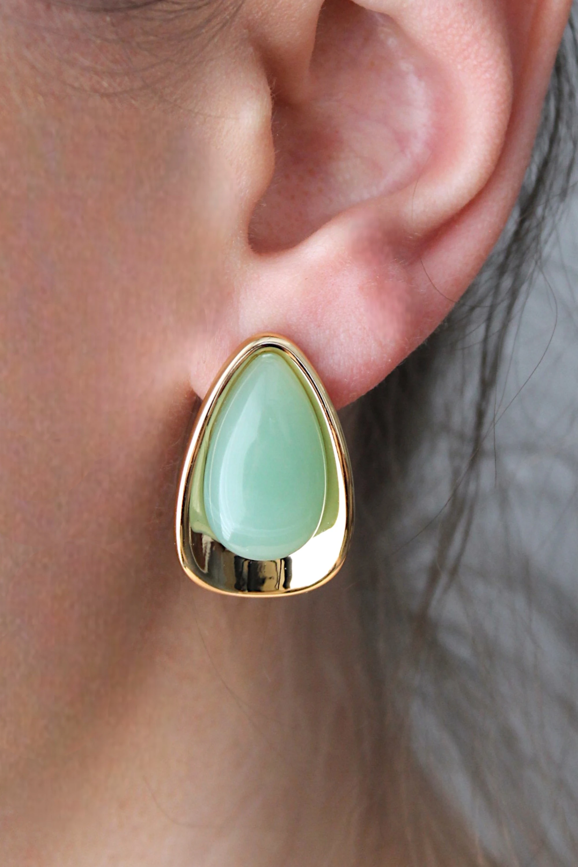 Akrilik Taşlı Damla Model Küpe - Yeşil