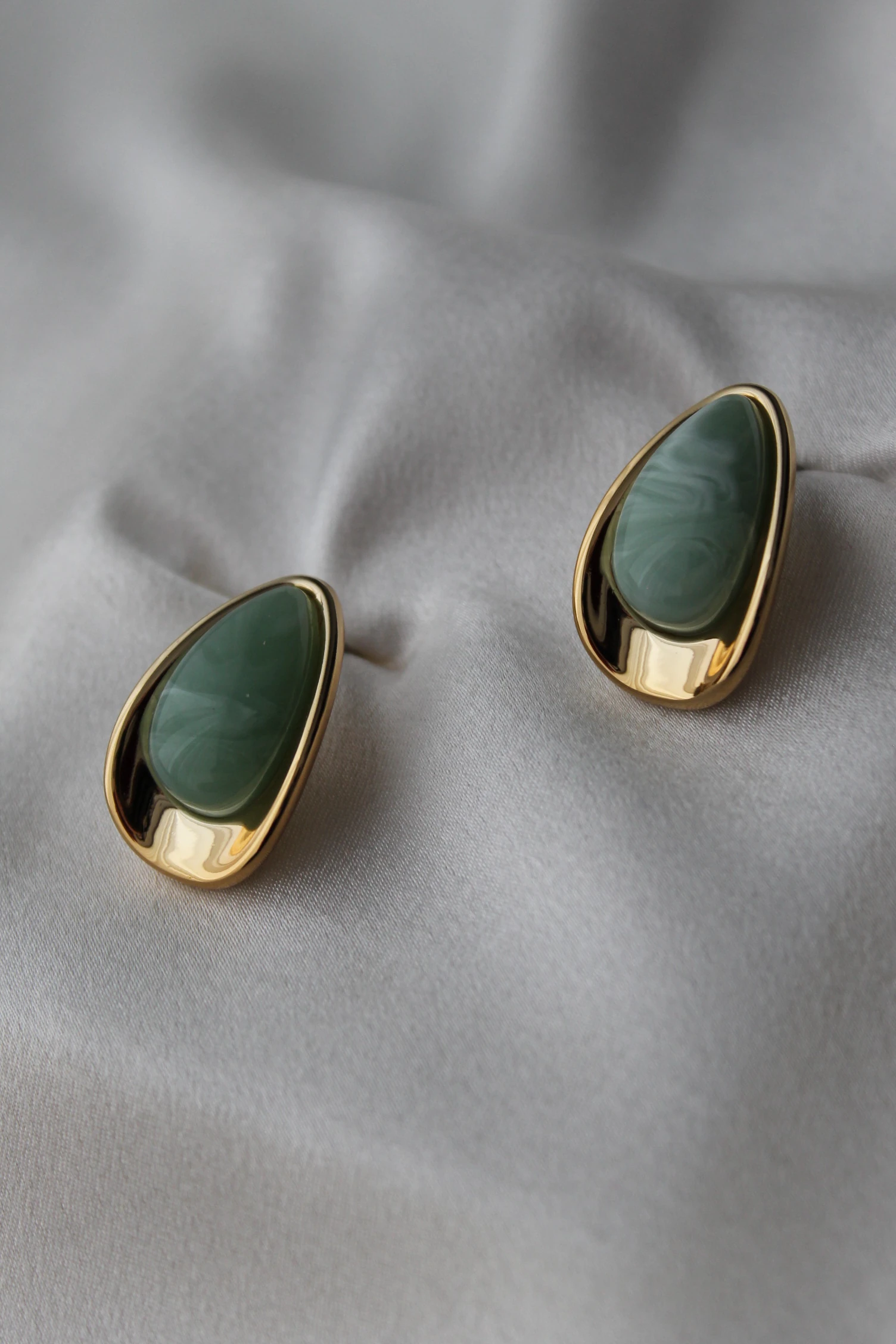 Akrilik Taşlı Damla Model Küpe