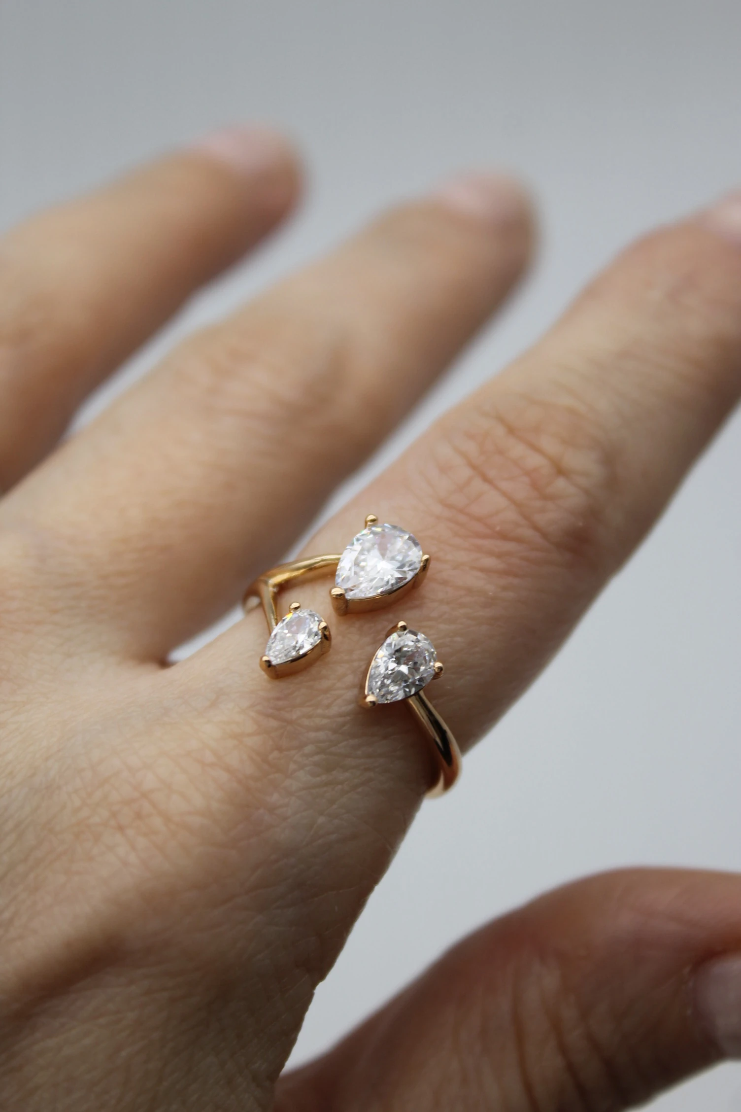 VIP Çelik Damla Kesim Zirkon 3 Taşlı Ayarlanabilir Yüzük