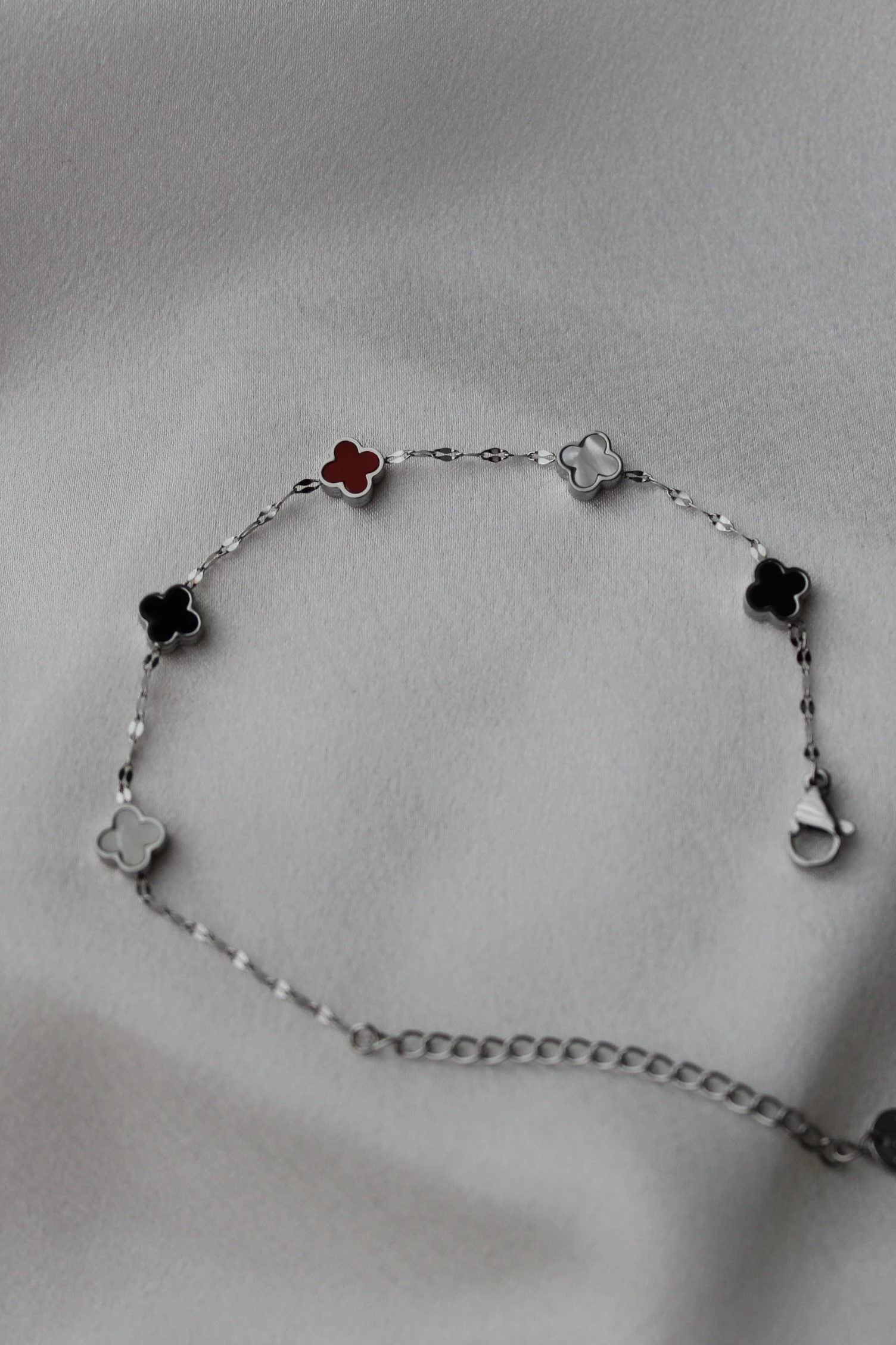 Çelik Yonca Model Minik Boy Renkli Mineli Bileklik 