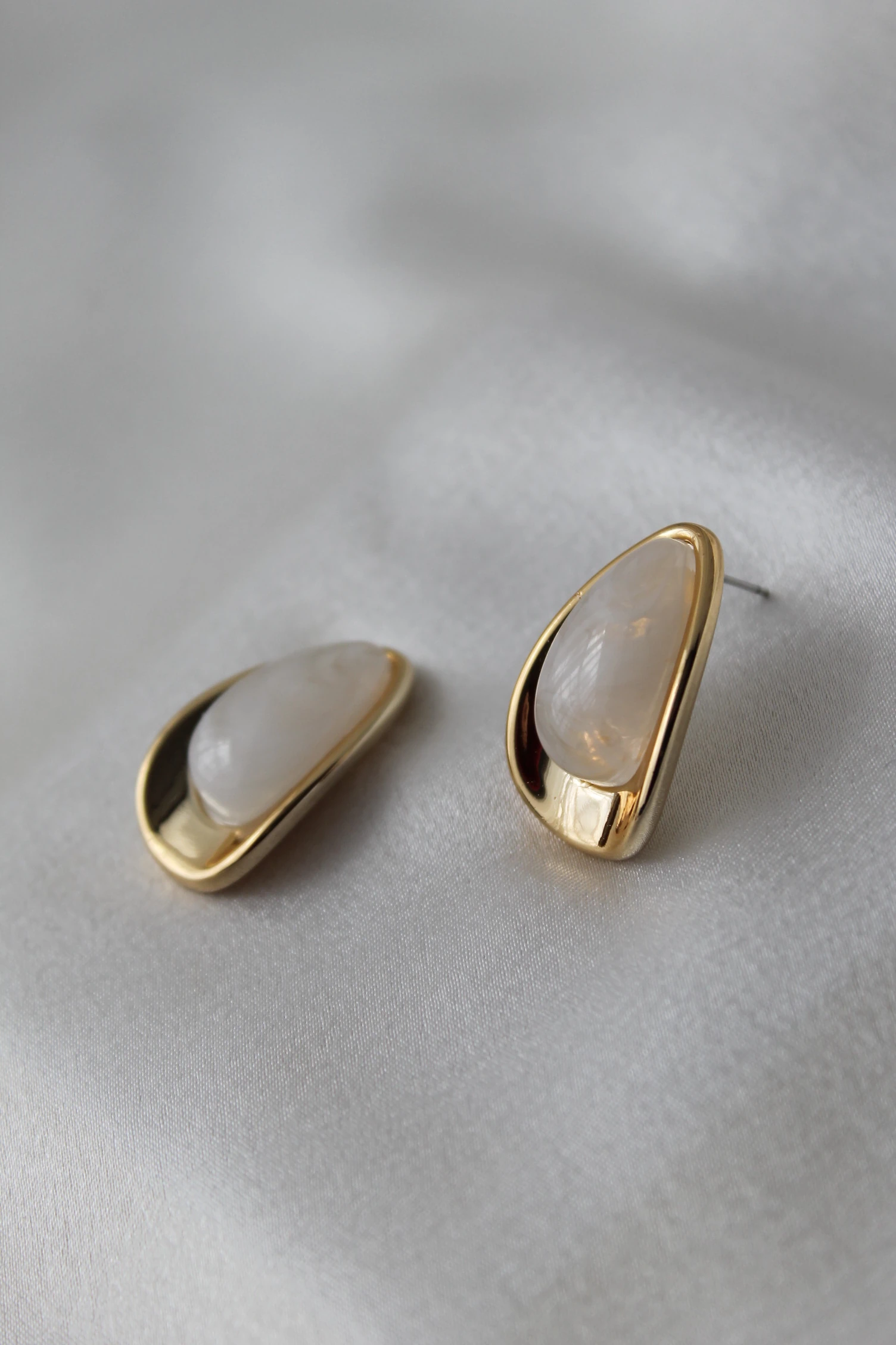 Akrilik Taşlı Damla Model Küpe