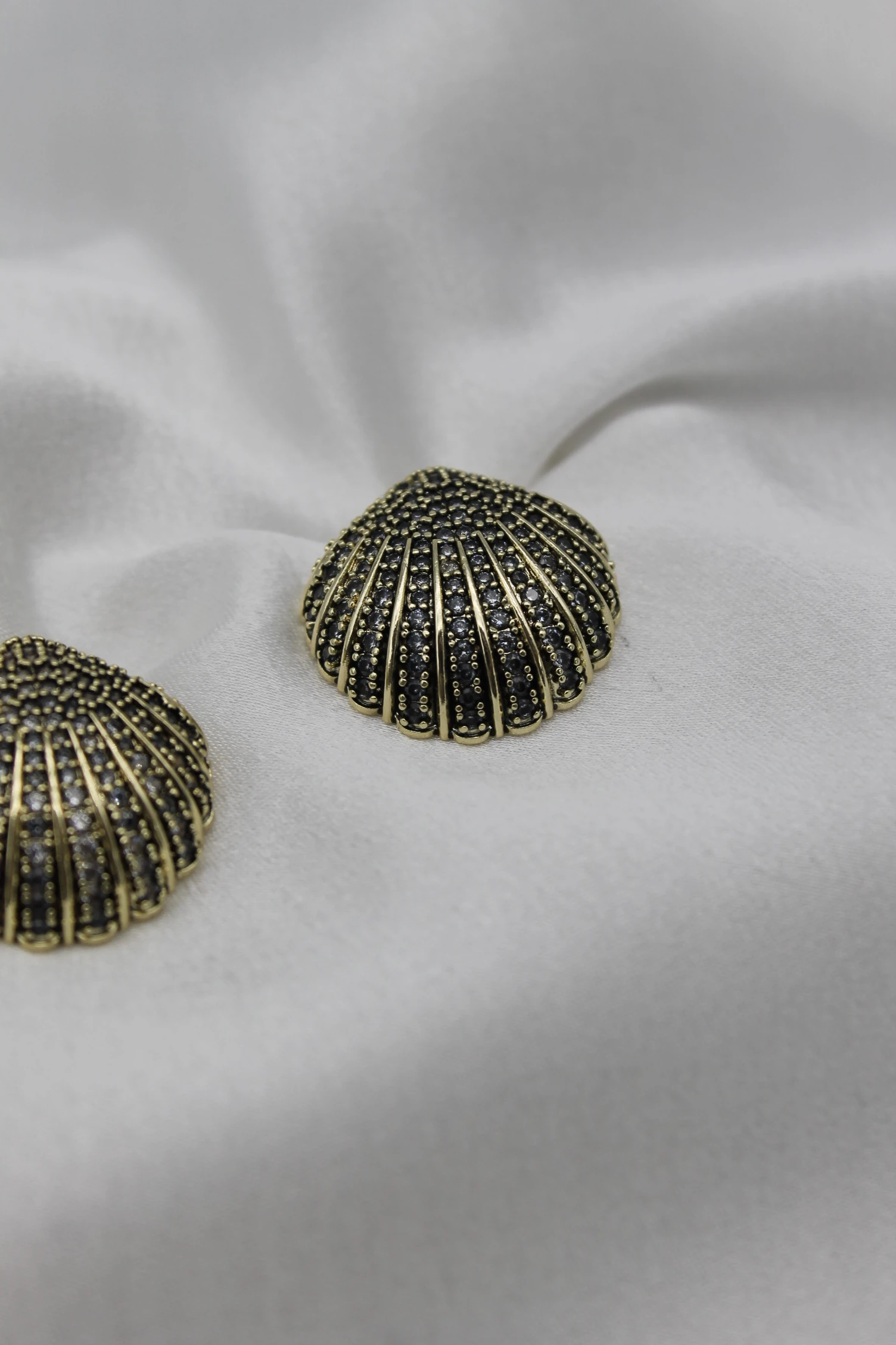 VIP Çelik Zirkon Taş İşlemeli Deniz Kabuğu Küpe